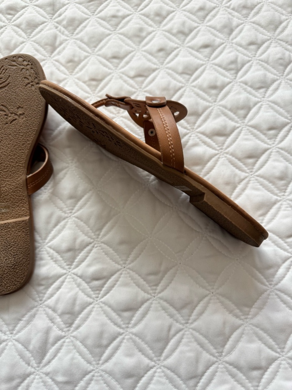 DV by Dolce Vita Candle Brown Cutout Medallion Toe-Post Sandals Size 3 - Picture 6 of 12
